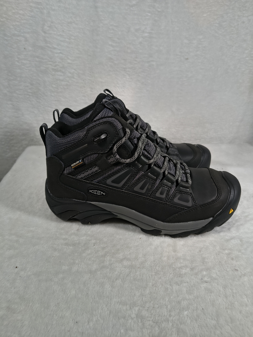KEEN Men's Black Hiking Boots - Waterproof Mid-Height Trail Shoes Size 10
